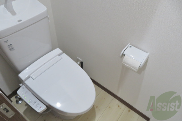 トイレ　温水洗浄便座付きで一年中快適でいいですね。