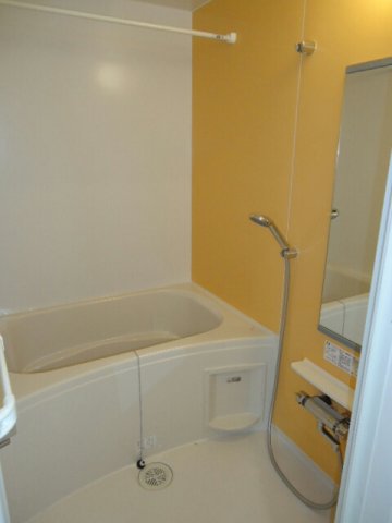 バス・シャワールーム　コンパクトで使いやすいお風呂です