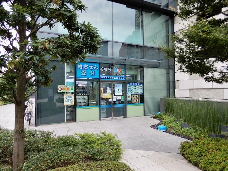 ドラックストア　どらっぐぱぱす新宿イーストサイドスクエア店（ドラッグストア）まで427m