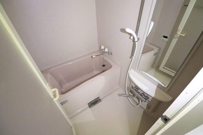 バス・シャワールーム　追い焚き給湯式浴室