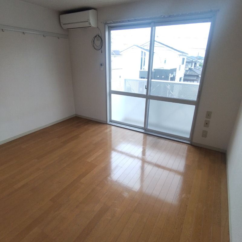 居室・リビング　※別号室の写真となります。