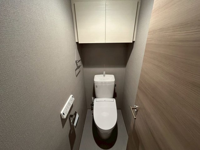 トイレ　※写真は別号室の反転タイプになります