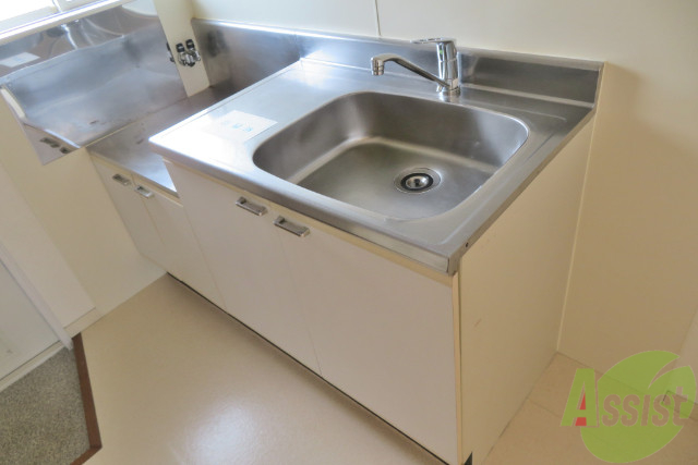 キッチン　キッチンはコンパクトな造りなので、掃除も行いやすいですね。