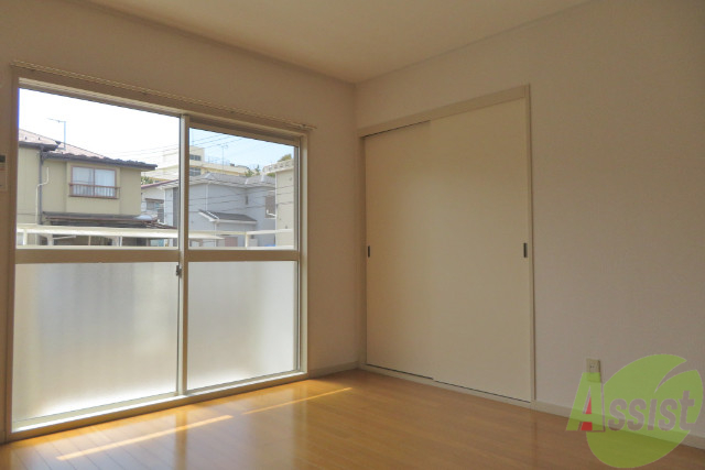 居室・リビング　リビングは８帖の洋室です。南西向きなので陽当り良好ですね。