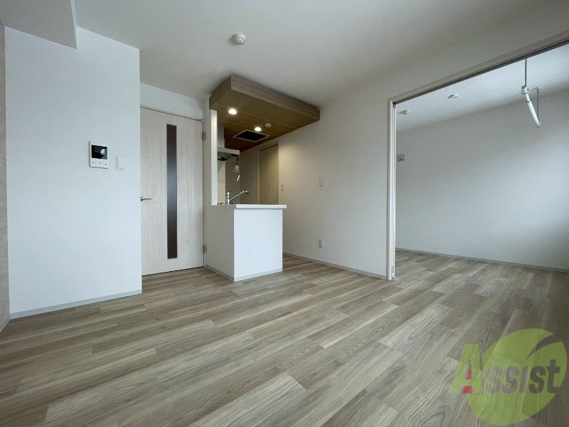 居室・リビング　木目のフローリングは落ち着きのある印象のお部屋になりますね。