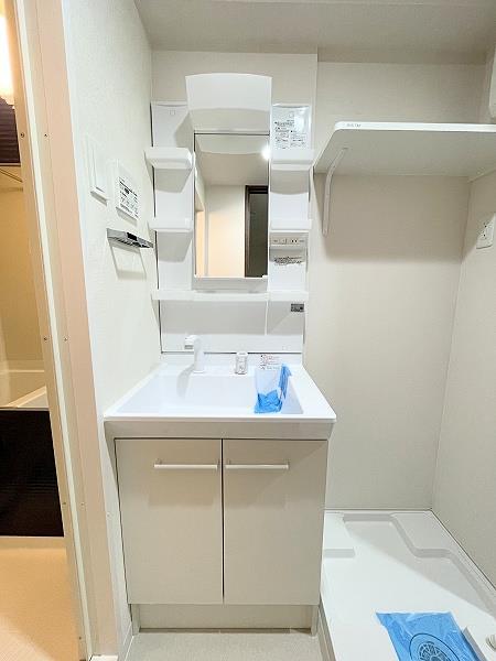 洗面設備　洗髪洗面化粧台（シャワー付き洗面）