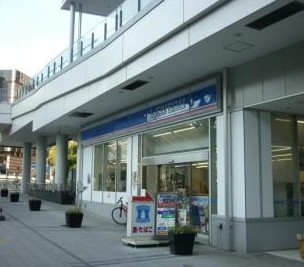 コンビニ　ローソン 横浜駅東口店（コンビニ）まで109m