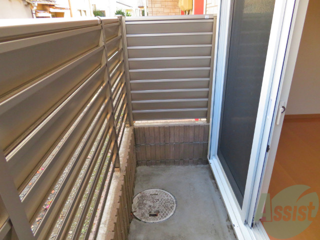 バルコニー　少し小さくても洗濯物はちゃんと外に干せますよ。