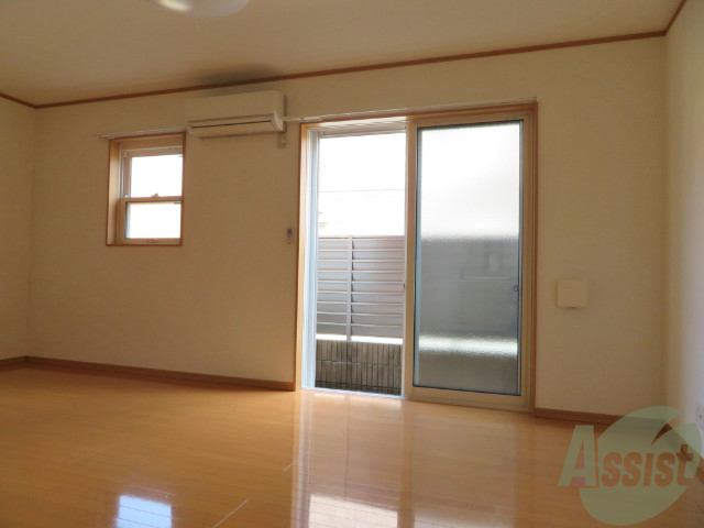 居室・リビング　陽の光が差し込む明るいお部屋は気持がいいですね～