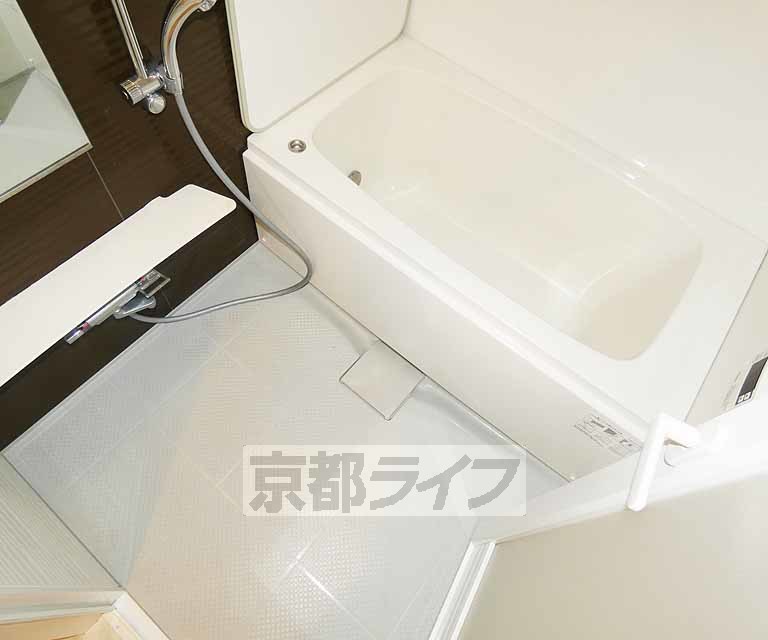 バス・シャワールーム　鏡のある便利なお風呂