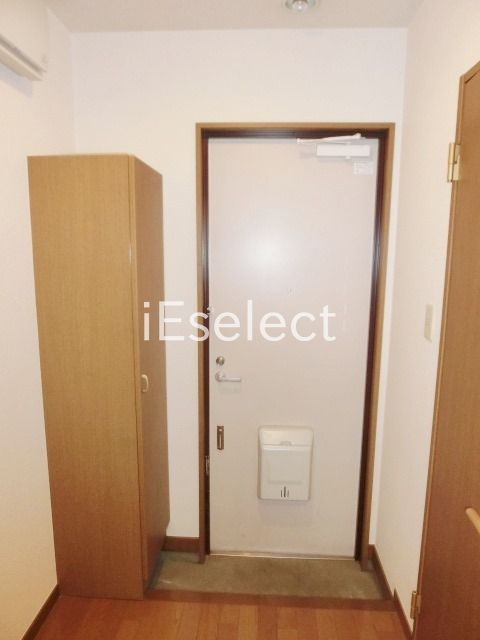 玄関　玄関にはトールタイプのシューズボックス。