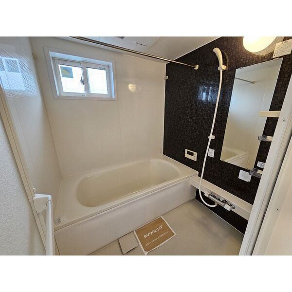 バス・シャワールーム　※同タイプのお部屋の写真です。（反転）