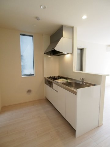 キッチン　窓があって明るい独立したキッチンスペース