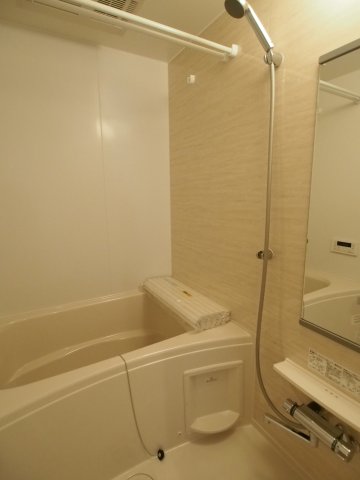 バス・シャワールーム　ゆったり入れる広さのバスタブ