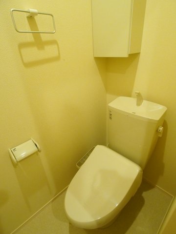 トイレ　上部吊戸棚つきで便利なトイレ