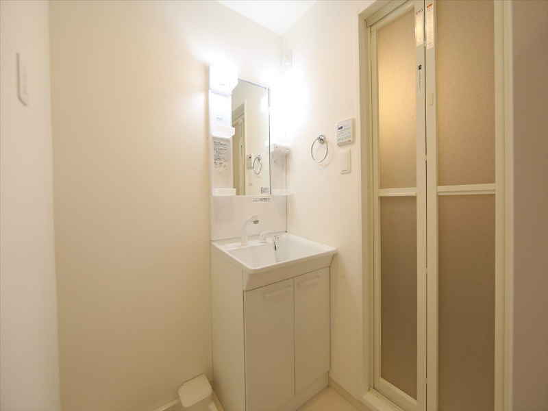 洗面設備　脱衣所　独立洗面台（シャンプードレッサー付）収納スペース有