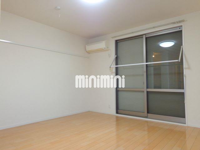 居室・リビング　シャッター＆エアコン＆照明器具完備の開放感のあるワンルーム