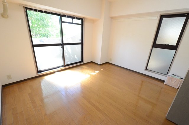 居室・リビング　エアコン付きで快適に過ごせます♪