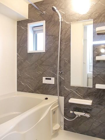 バス・シャワールーム　コンパクトで使いやすいお風呂です