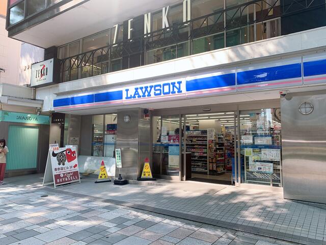 コンビニ　ローソン神宮前六丁目店（コンビニ）まで292m