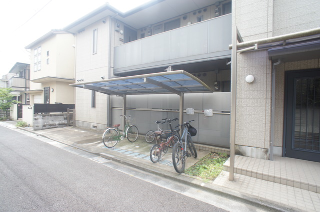 その他共有部分　雨の日でも安心して止められる屋根付の駐輪場です☆