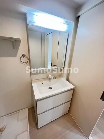 洗面設備　明るい洗面所です