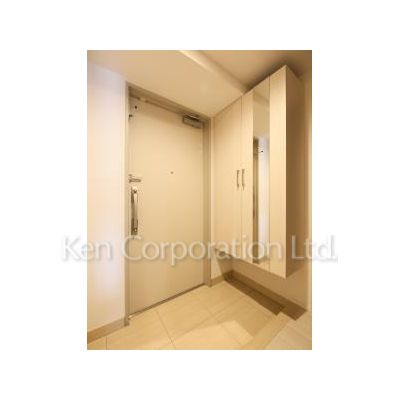 玄関　同タイプ4階のお部屋を撮影。仕様が異なることがあります。