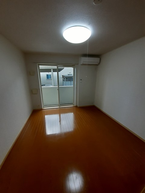 居室・リビング　７．２帖の洋室で南向きのバルコニーがついています＊