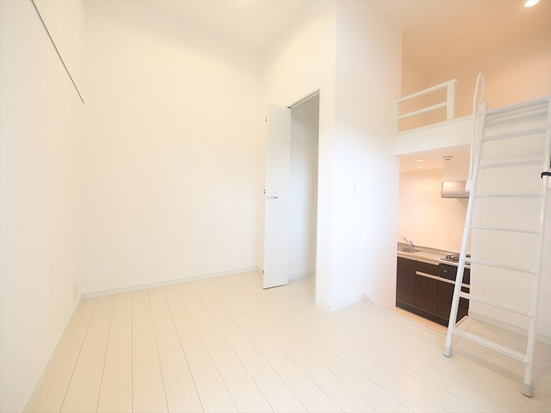 居室・リビング　洋室5.7帖　ロフト4.7帖（収納でも使えます）