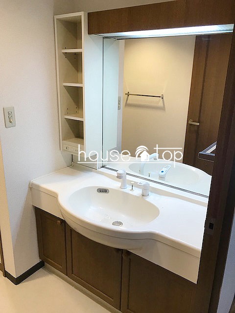 洗面設備　収納力のあるワイドな洗面台です。シャンプードレッサー付きです