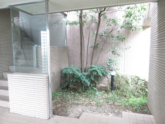 エントランス　光が差し込む緑がアクセントのエントランス