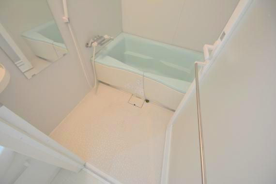 バス・シャワールーム　バスルームはトイレと別々で、広々としていますよ。