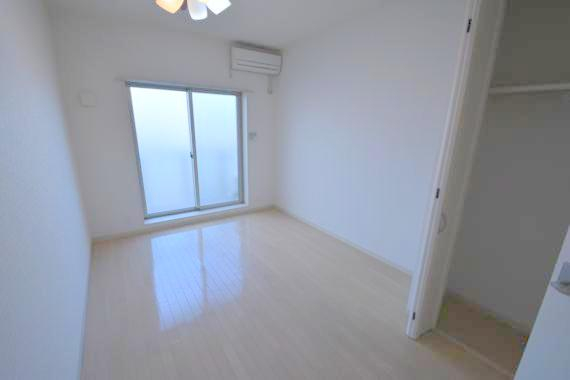 居室・リビング　白を基調とした内装でおしゃれで、落ち着ける空間です。