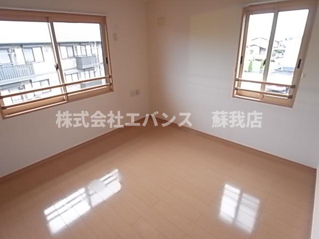 その他部屋・スペース　落ち着いた色調の寝室です