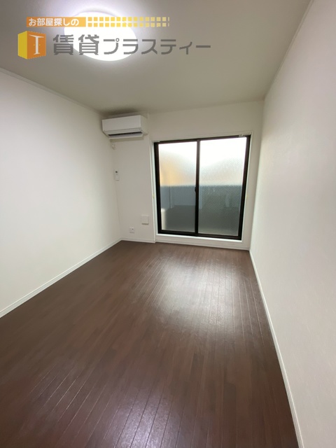 居室・リビング　日が差し込む明るいお部屋です。