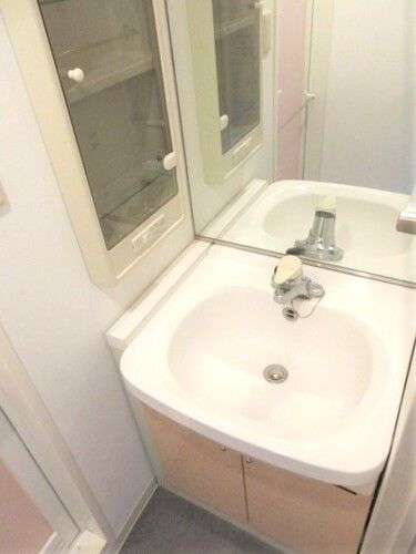 洗面設備　明るい洗面所です
