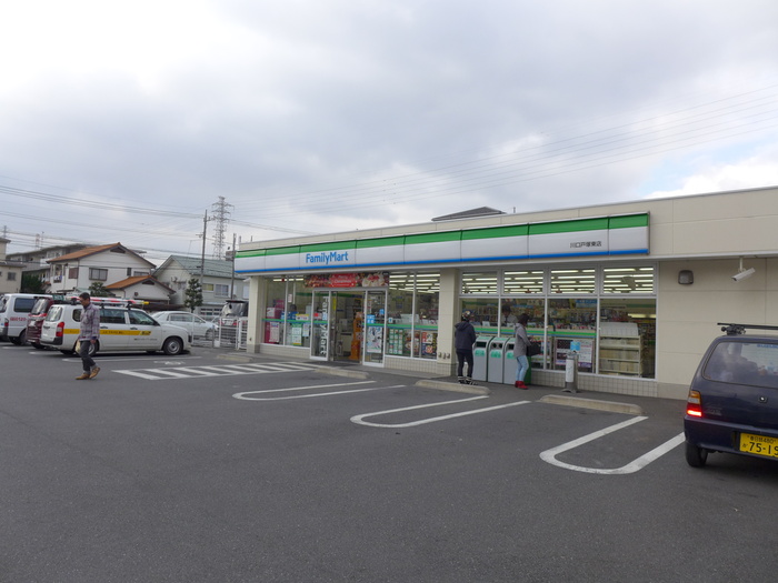 コンビニ　ファミリーマート（コンビニ）まで400m