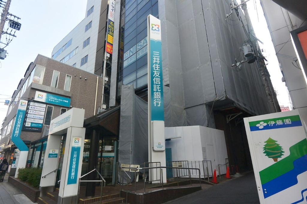 銀行　三井住友信託銀行 京阪枚方支店（銀行）まで493m