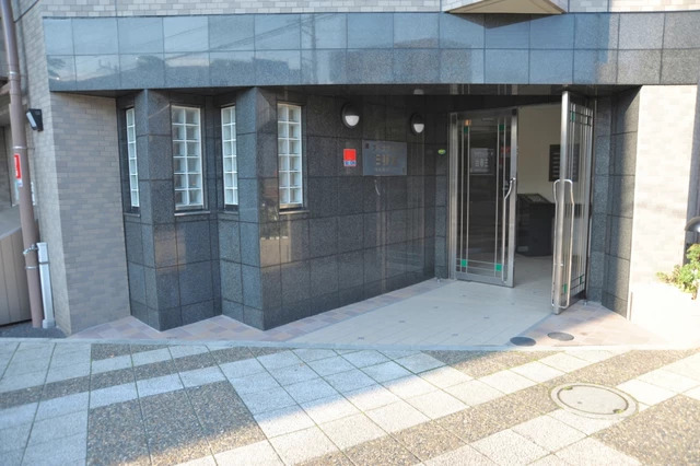エントランス　重厚感のある建物デザイン♪