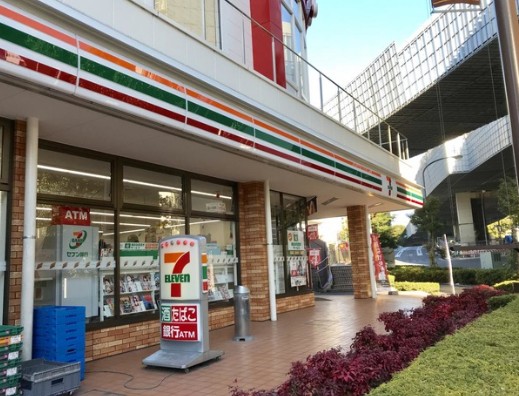 コンビニ　セブンイレブン江東枝川店（コンビニ）まで586m