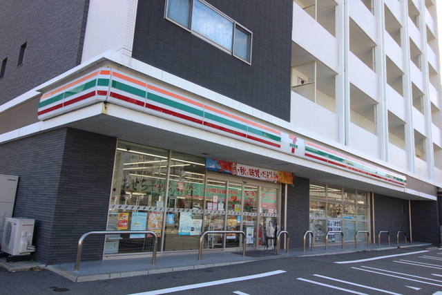 コンビニ　セブンイレブン九大学研都市駅東店（コンビニ）まで120m