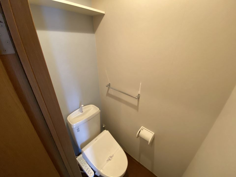 トイレ　温水洗浄便座　上に便利な棚があります