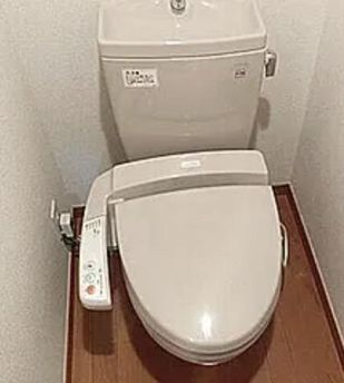 トイレ　落ち着いた色調のトイレです