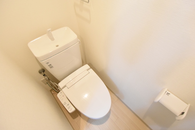 トイレ　温水洗浄便座付きのトイレです♪