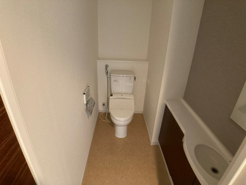 トイレ　トイレには手洗い場も付いていて便利です。