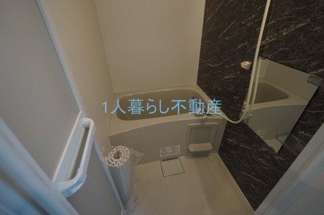 バス・シャワールーム　清潔感のあるバスルームです。