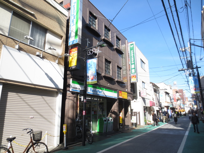 コンビニ　ファミリーマート（コンビニ）まで200m