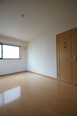 その他部屋・スペース　落ち着いた色合いの居室です。