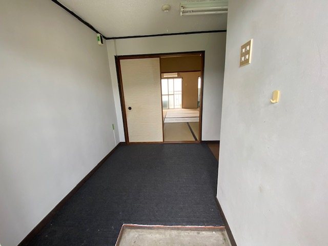 玄関　※同物件の別号室のなりますので、実際とは異なる可能性がござい