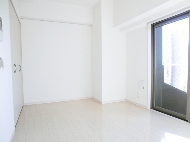 居室・リビング　彩光を多くとれる横向きのお部屋です！